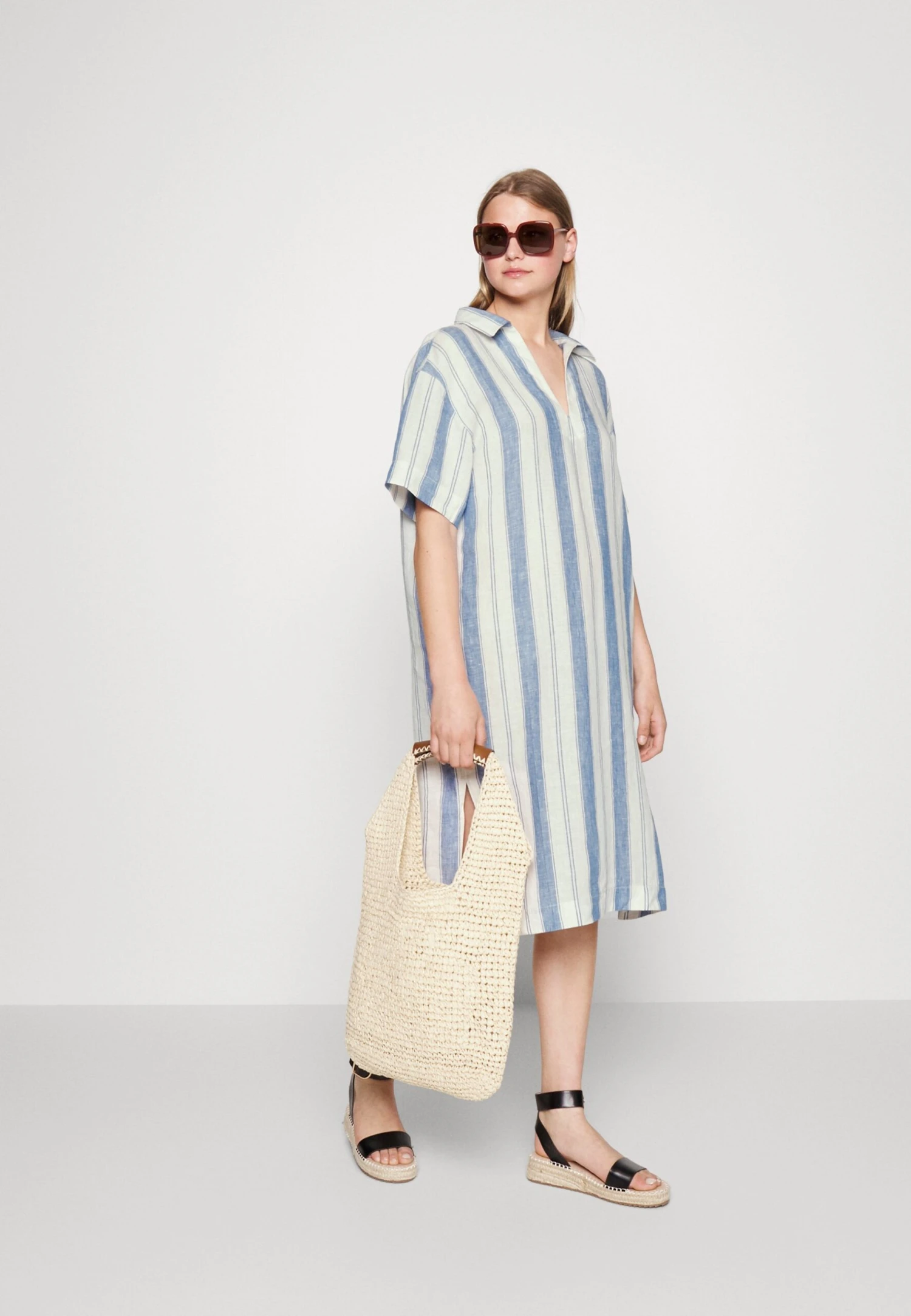 ARKET Beach Accessory - Blue/White 2 ARKET Beach Accessory - Blue/White - Image 2