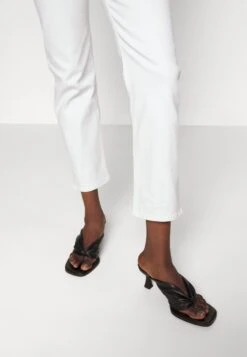 ARKET Straight Leg Jeans - White 12 ARKET Straight Leg Jeans - White -Arket 9f39f047f0bc4441b88393473180ecd1